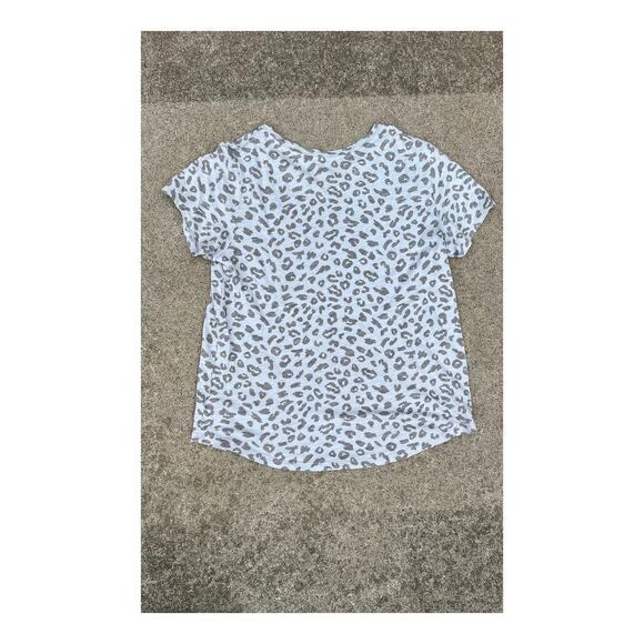 Old Navy Shirt Women Size Medium Gray Leopard Everywear Short Sleeve Blouse - Picture 4 of 4